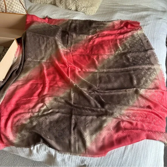✨ Rare ✨ Louis Vuitton Ombré Shawl - Picture 8 of 8